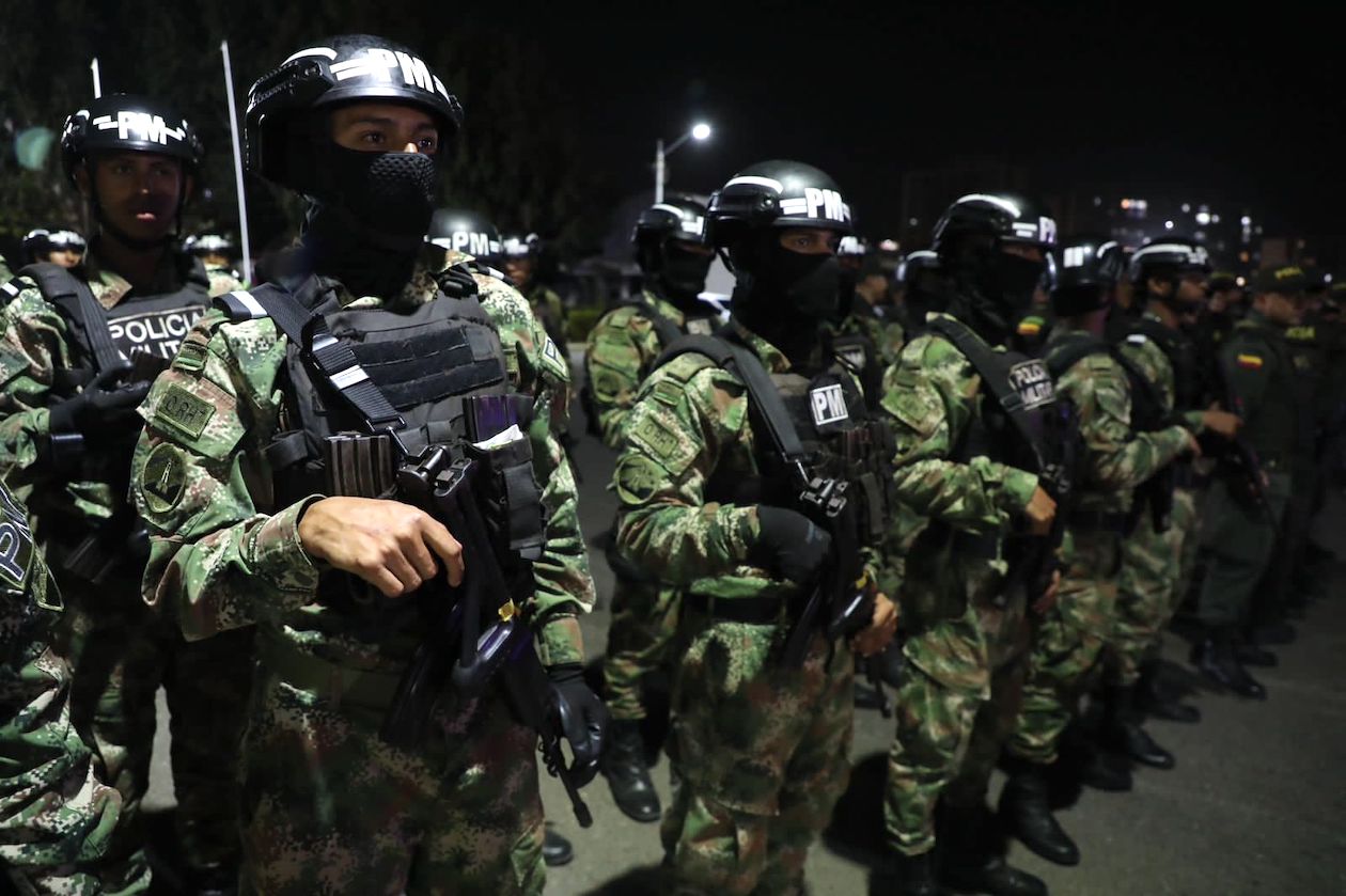 Policía Militar lista para el patrullaje nocturno.