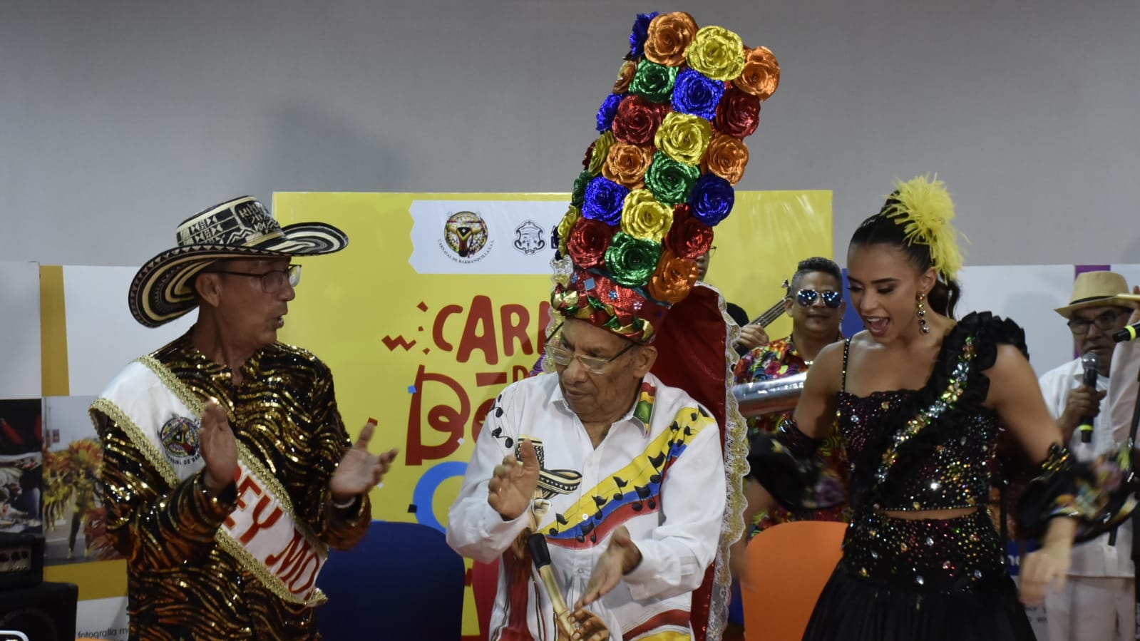 El Rey Momo del Carnaval 2023, Sebastián Guzmán Gallego; el maestro Pedro 'Ramayá' Beltrán y la Reina Natalia De Castro.