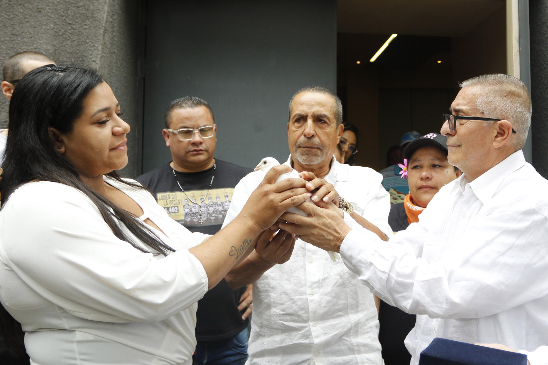 Familiares de víctimas de &quot;falsos positivos&quot; reciben una paloma blanca de manos del coronel (r) Jaime Humberto Pinzón Amézquita 