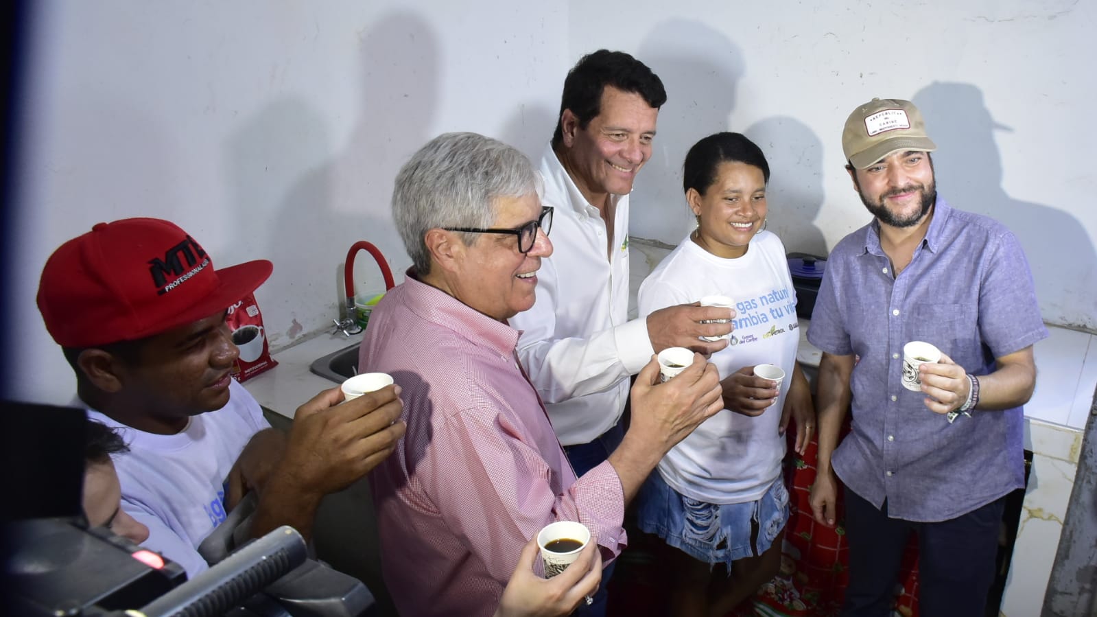 El Alcalde Jaime Pumarejo, el Gerente de Gases del Caribe Ramón Dávila y el presidente de Ecopetrol Felipe Bayón, con los nuevos usuarios.
