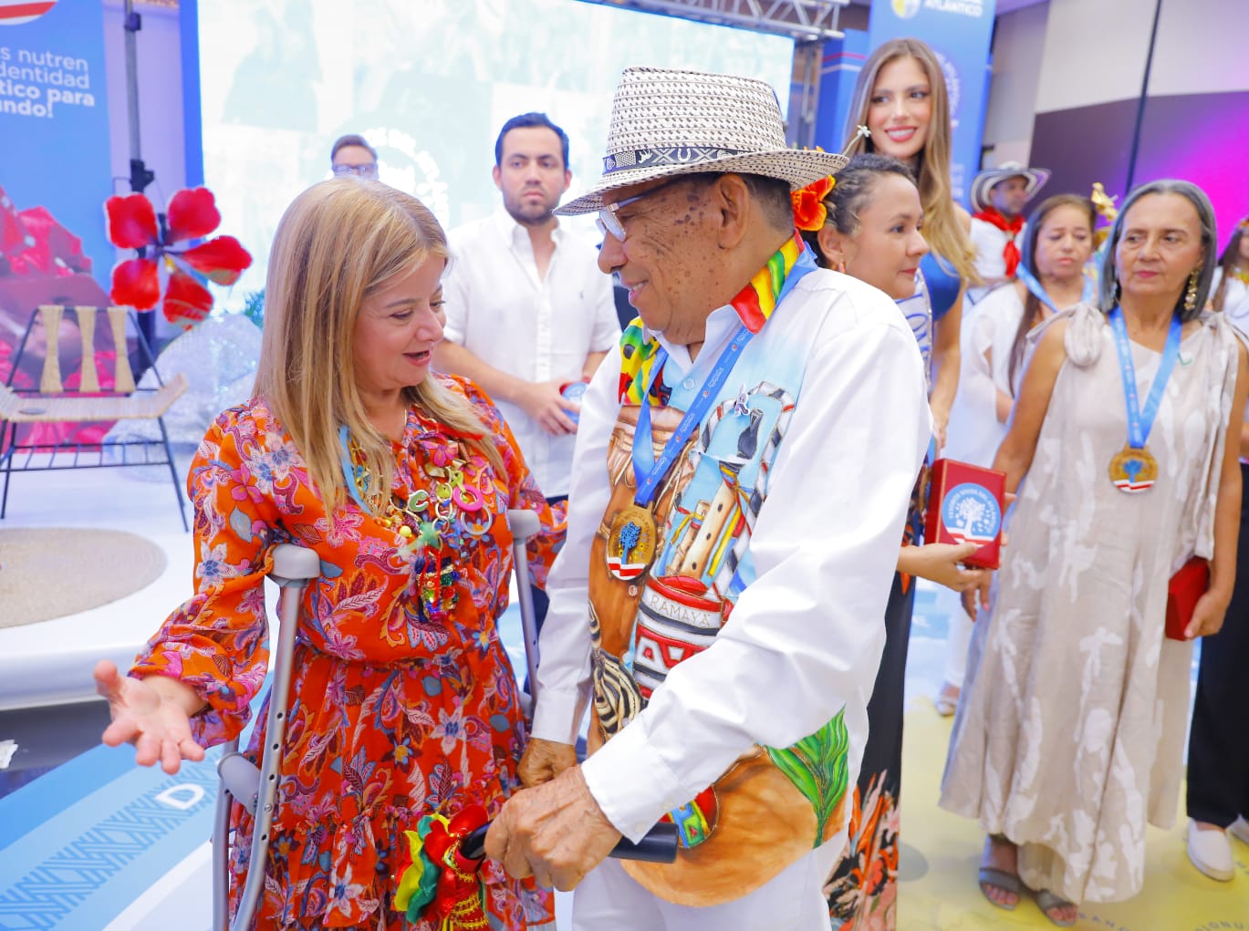 La Gobernadora Elsa Noguera condecorando al maestro de la flauta de millo, Pedro 'Ramayá'.