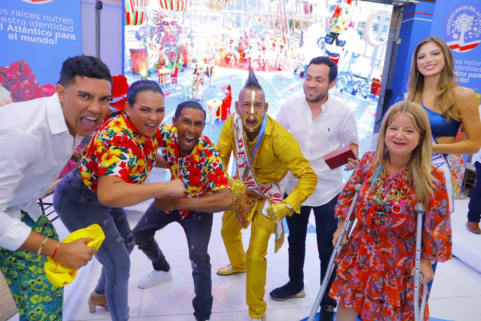 La Gobernadora Elsa Noguera condecorando a los hacedores del Carnaval.