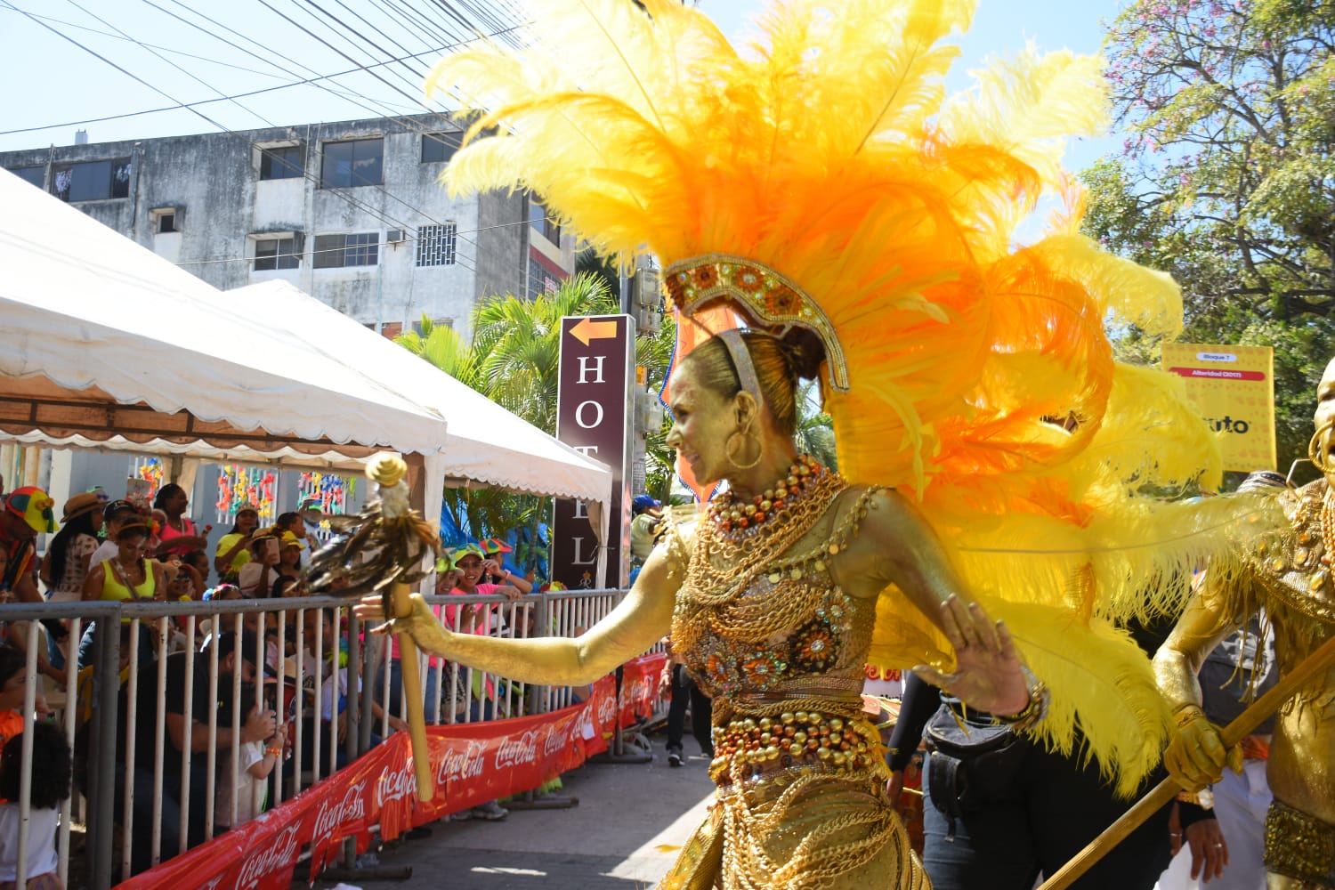 La Reina del Carnaval, Natalia De Castro, rindió homenaje con su atuendo al indio mohicano dorado.