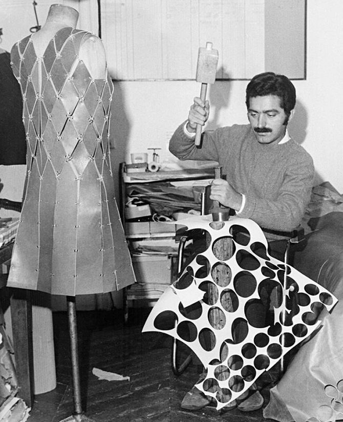 Paco Rabanne era el diseñador de los vestidos metálicos