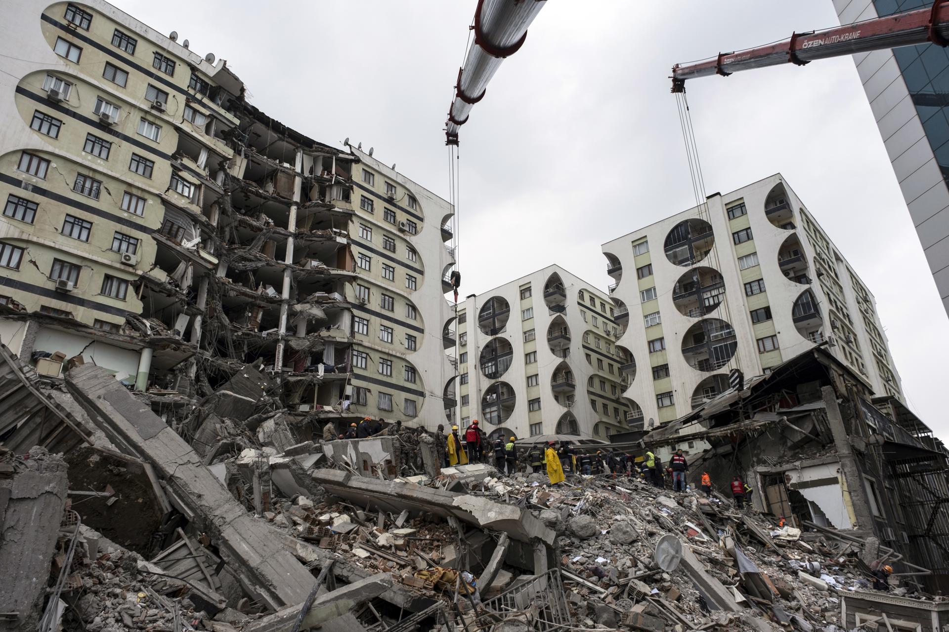 Socorristas buscan supervivientes en medio de los escombros de un edificio parcialmente derrumbado en Diyarbakir (Turquía)