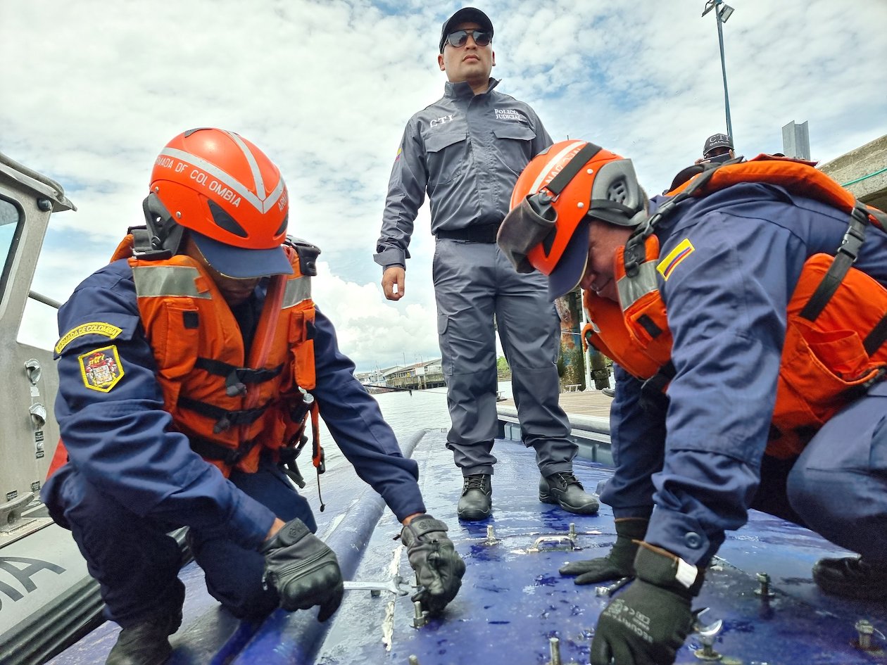 Personal de la Armada Nacional inspeccionando el sumergible.