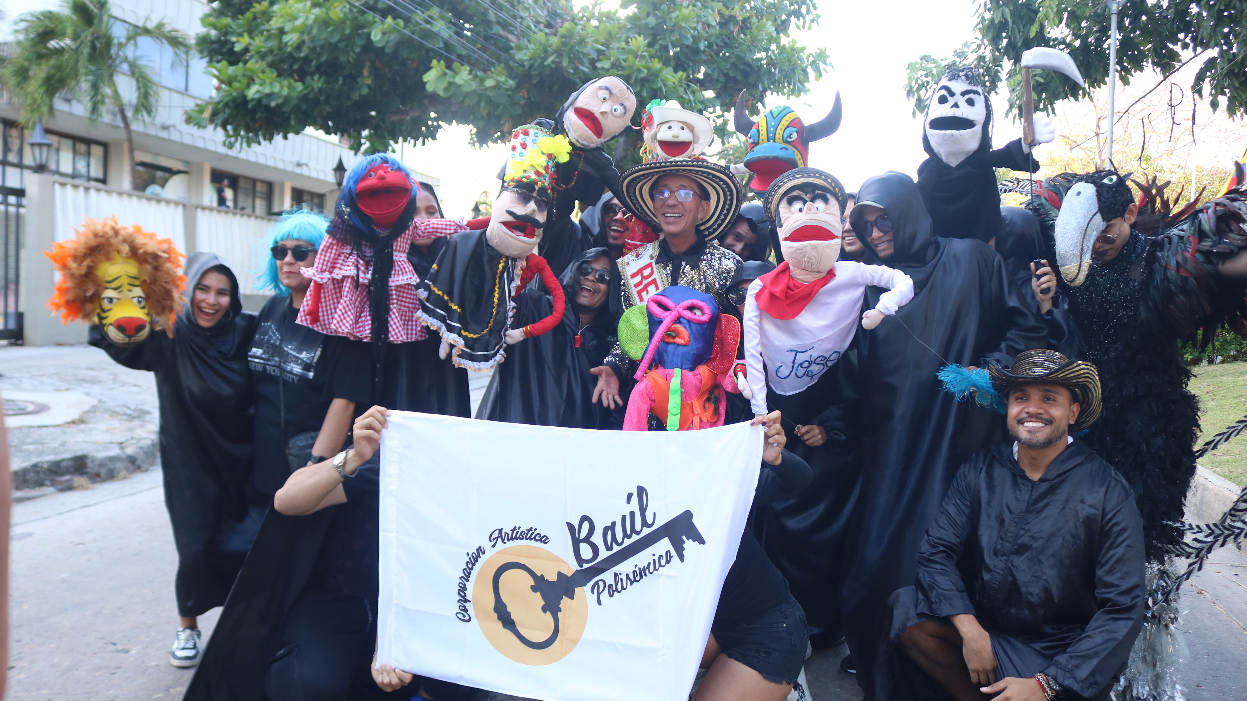 Integrantes de Baúl Polisémico en el Carnaval de Barranquilla con su propuesta “Con la mano arriba: Títeres de Carnaval”.