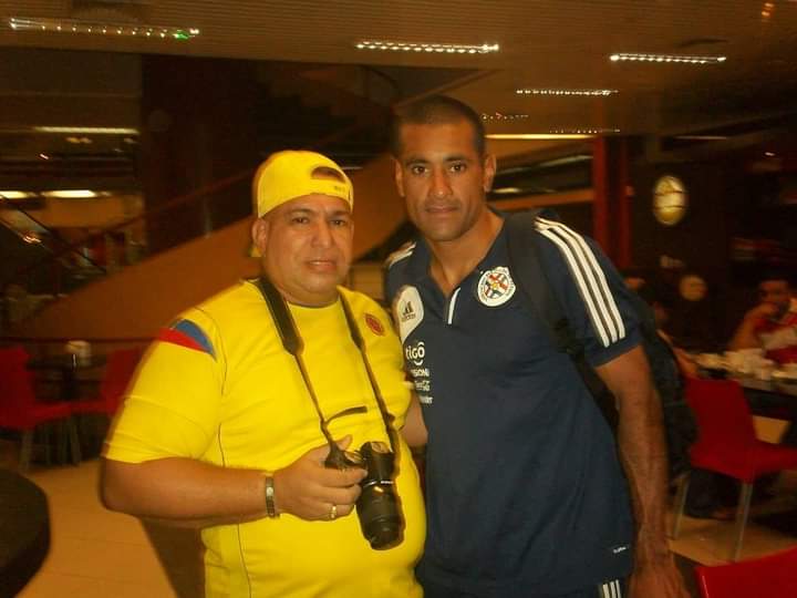 John Navarro con el futbolista paraguayo Paulo César Da Sllva. 