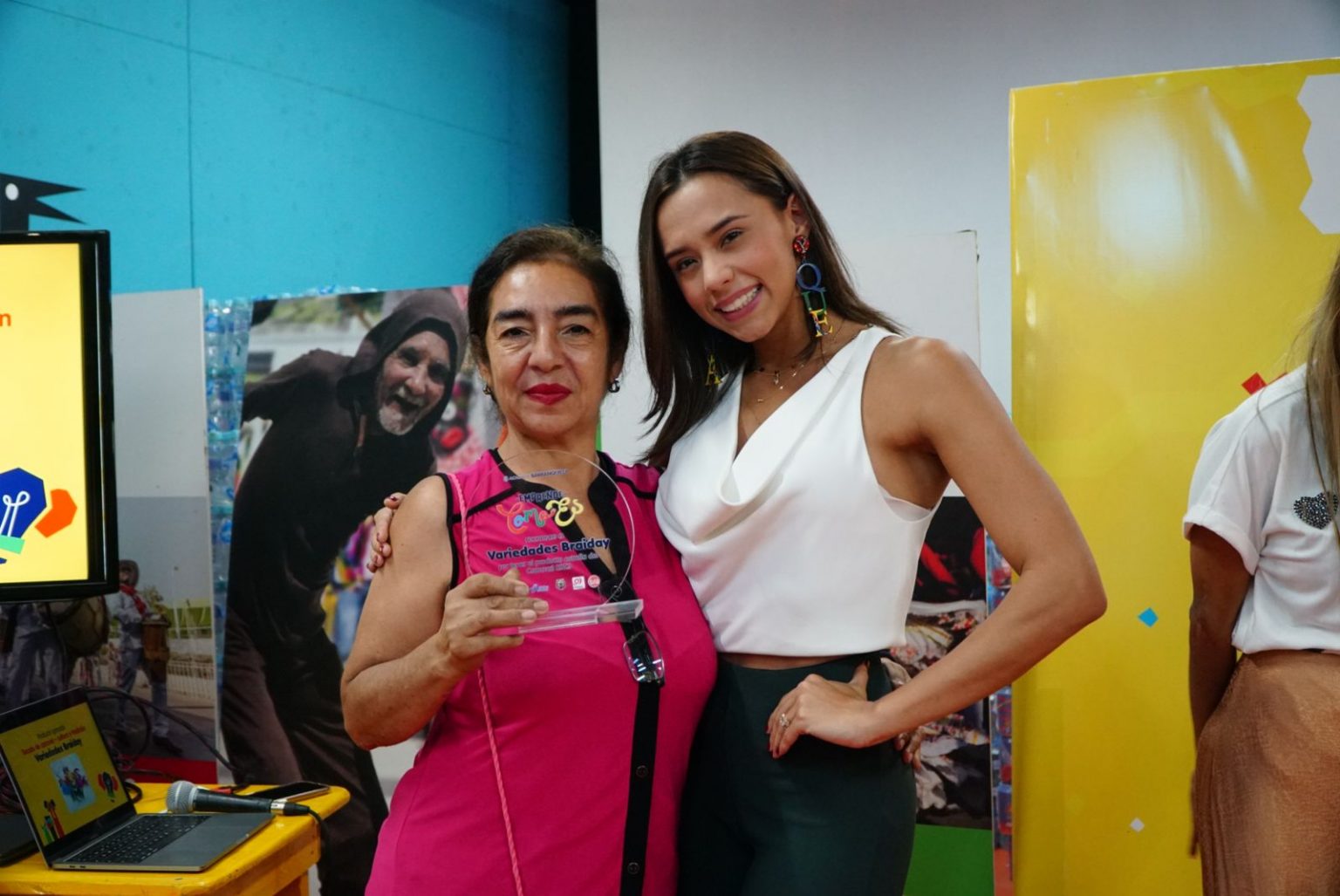 La Reina del Carnaval de Barranquilla, Natalia De Castro, junto a una microempresaria.