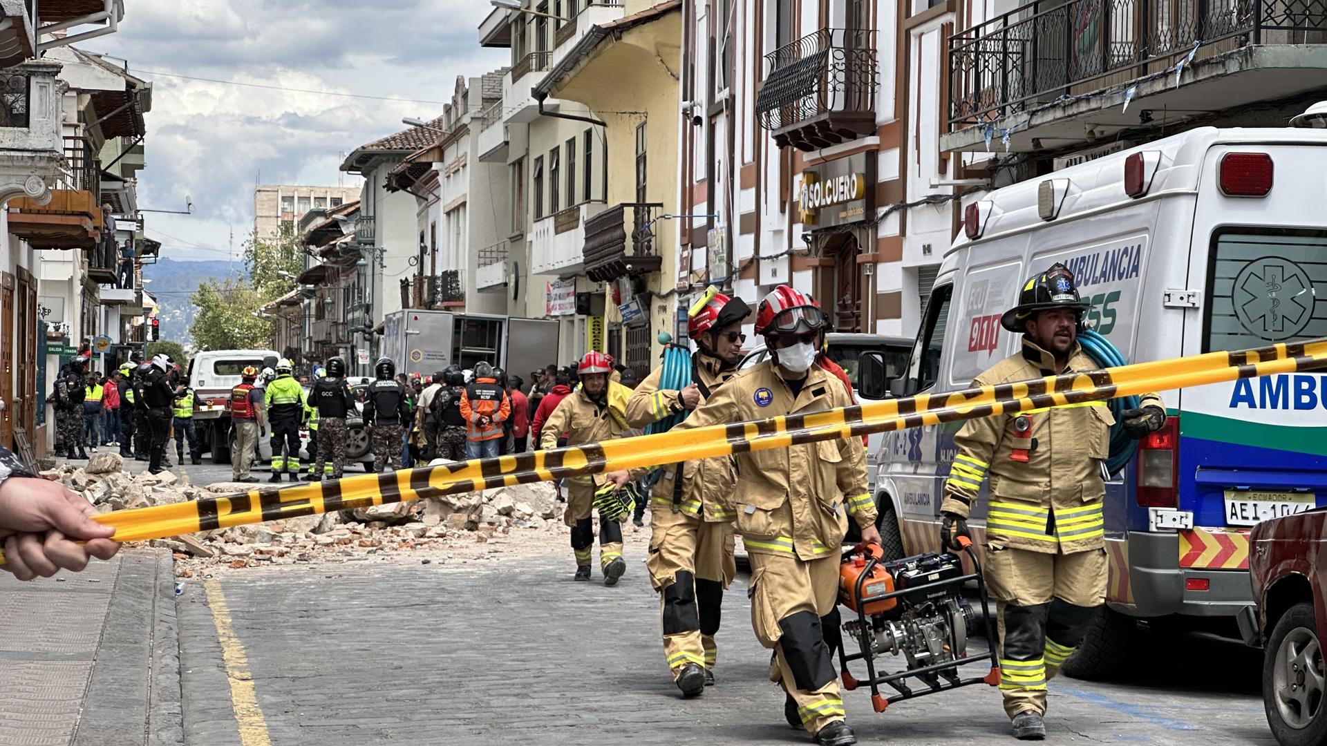 Organismos de socorro trabajan  en el rescate de sobrevivientes en un sector de Cuenca, Ecuador.