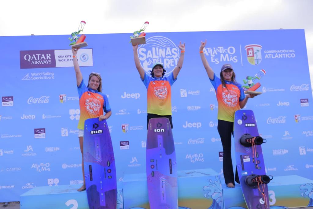 La campeona Mikaili Sol, de Estados Unidos; Claudia León, de España, en segundo lugar; y Nathalie Lambrecht, de Suecia, en el tercer puesto
