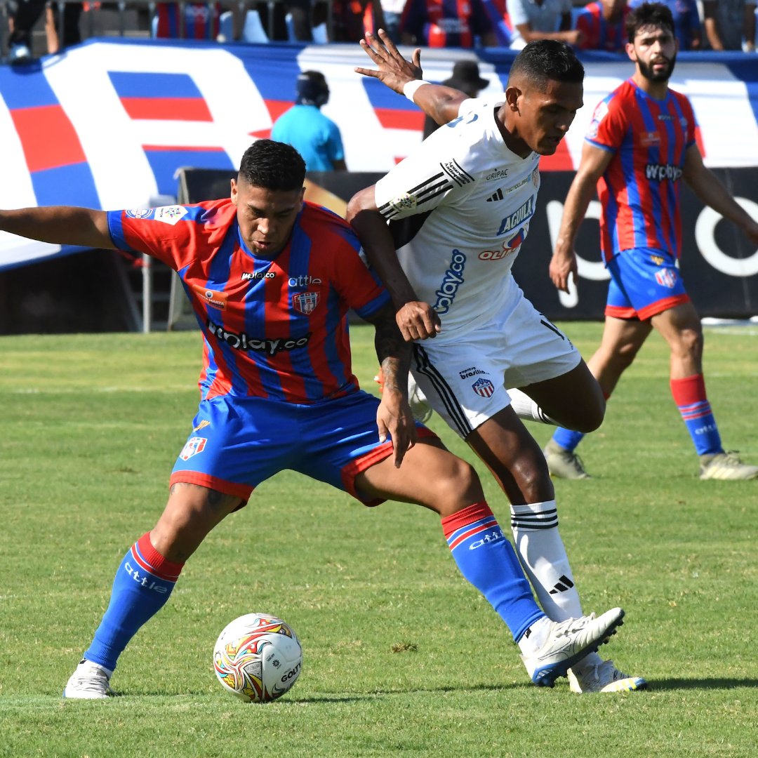 Hómer Martínez disputa la pelota con Yamil Romero.