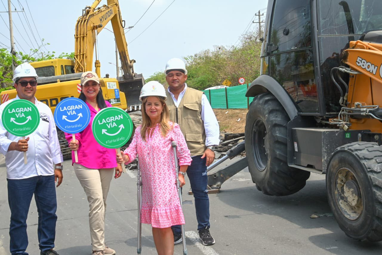 La gobernadora Elsa Noguera y la secretaria de Infraestructura, Nury Logreira, en el inicio de las obras