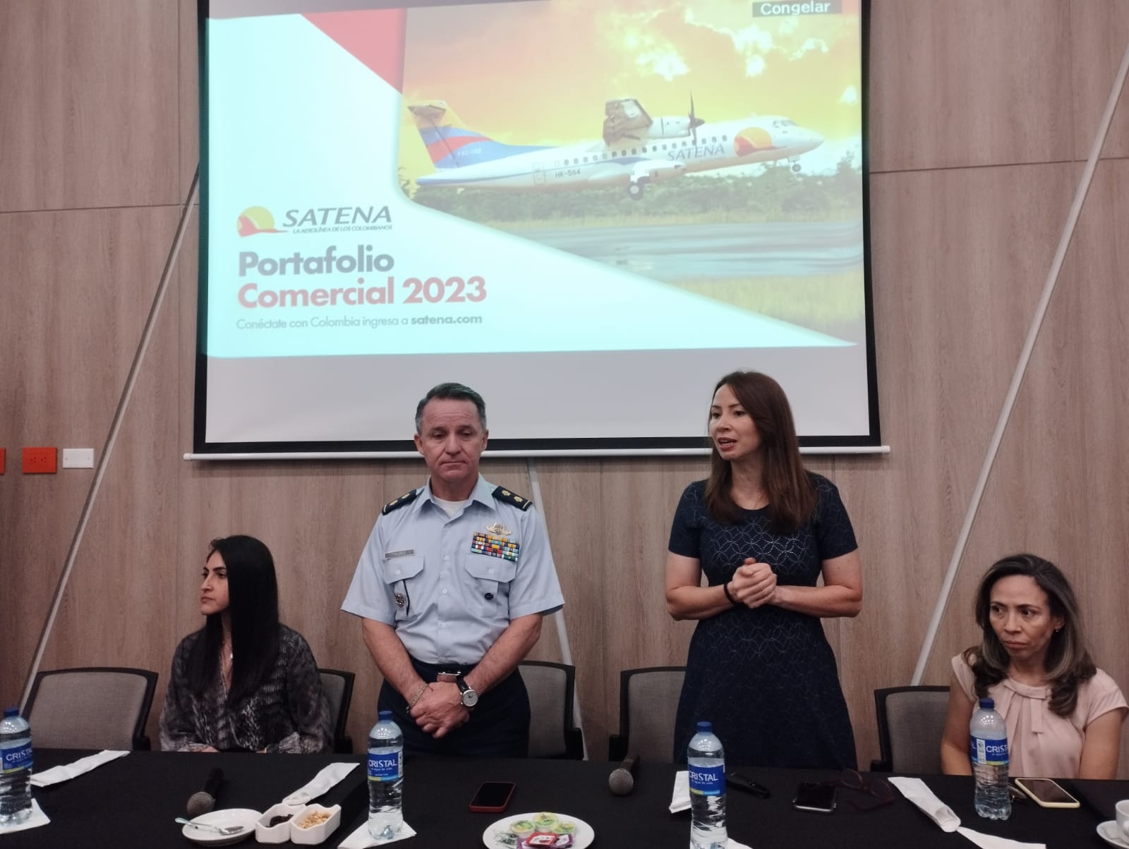 Presentación del inicio de vuelos internacionales de la aerolínea Satena en el Ernesto Cortissoz.