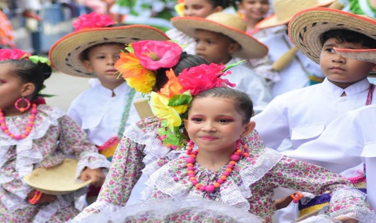 Los niños y jóvenes recorrieron las calles de Valledupar en el Desfile de piloneras infantil y juvenil.
