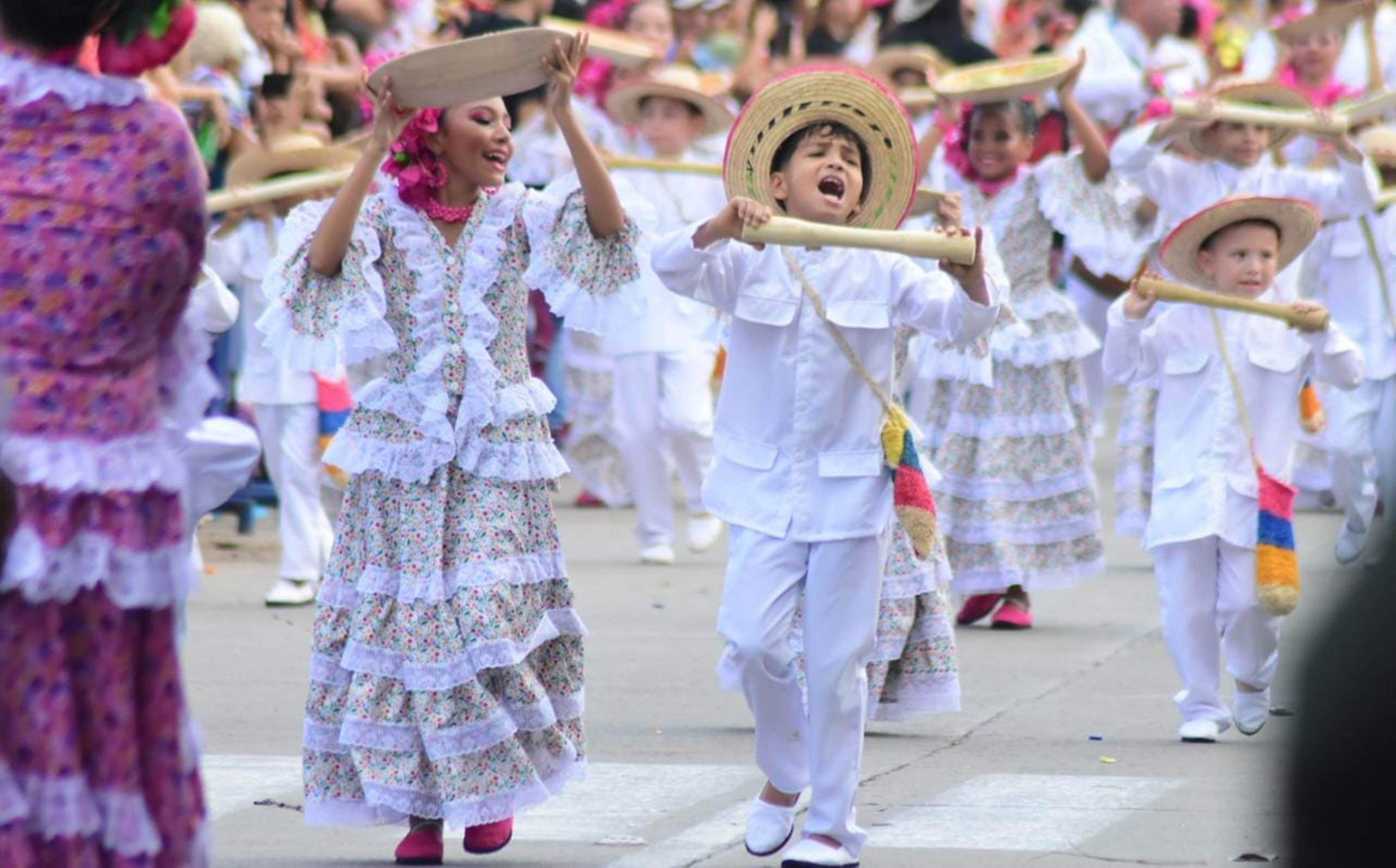 Los niños y jóvenes recorrieron las calles de Valledupar en el Desfile de Piloneras Infantil y Juvenil.