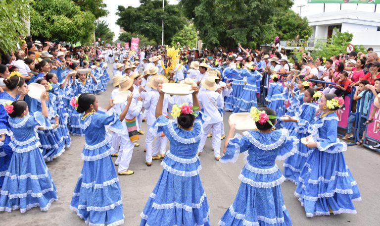 Hoy se realiza el tradicional Desfile de Piloneras Mayores.