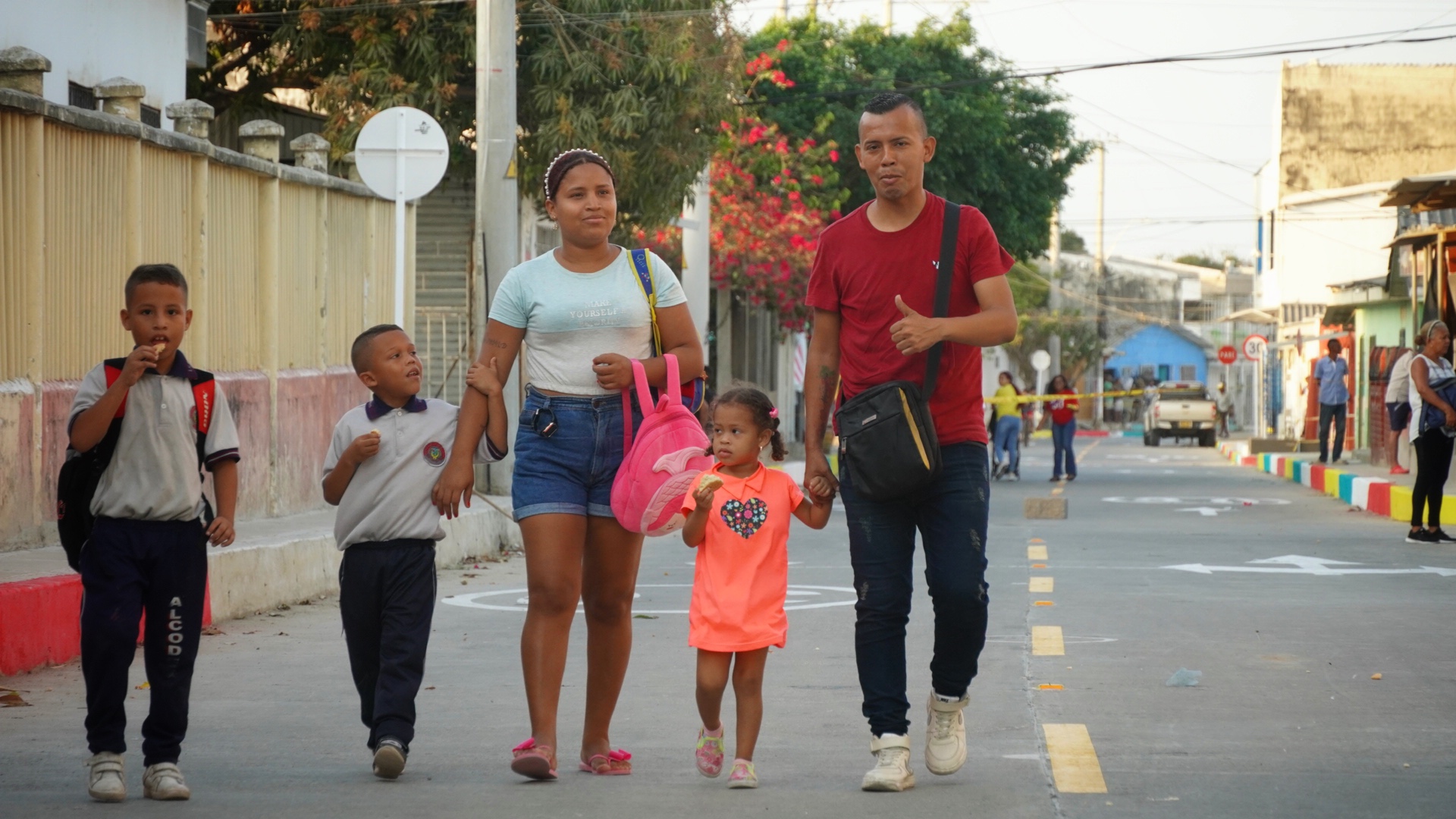 Una familia de El Santuario, feliz por el programa 'Barrios a la Obra'.