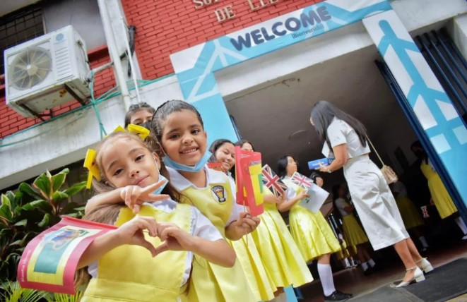 Estudiantes del Colegio Sofía Camargo de Lleras en Barranquilla, uno de los 154 colegios con educación bilingüe, política pública aprobada por el Concejo.