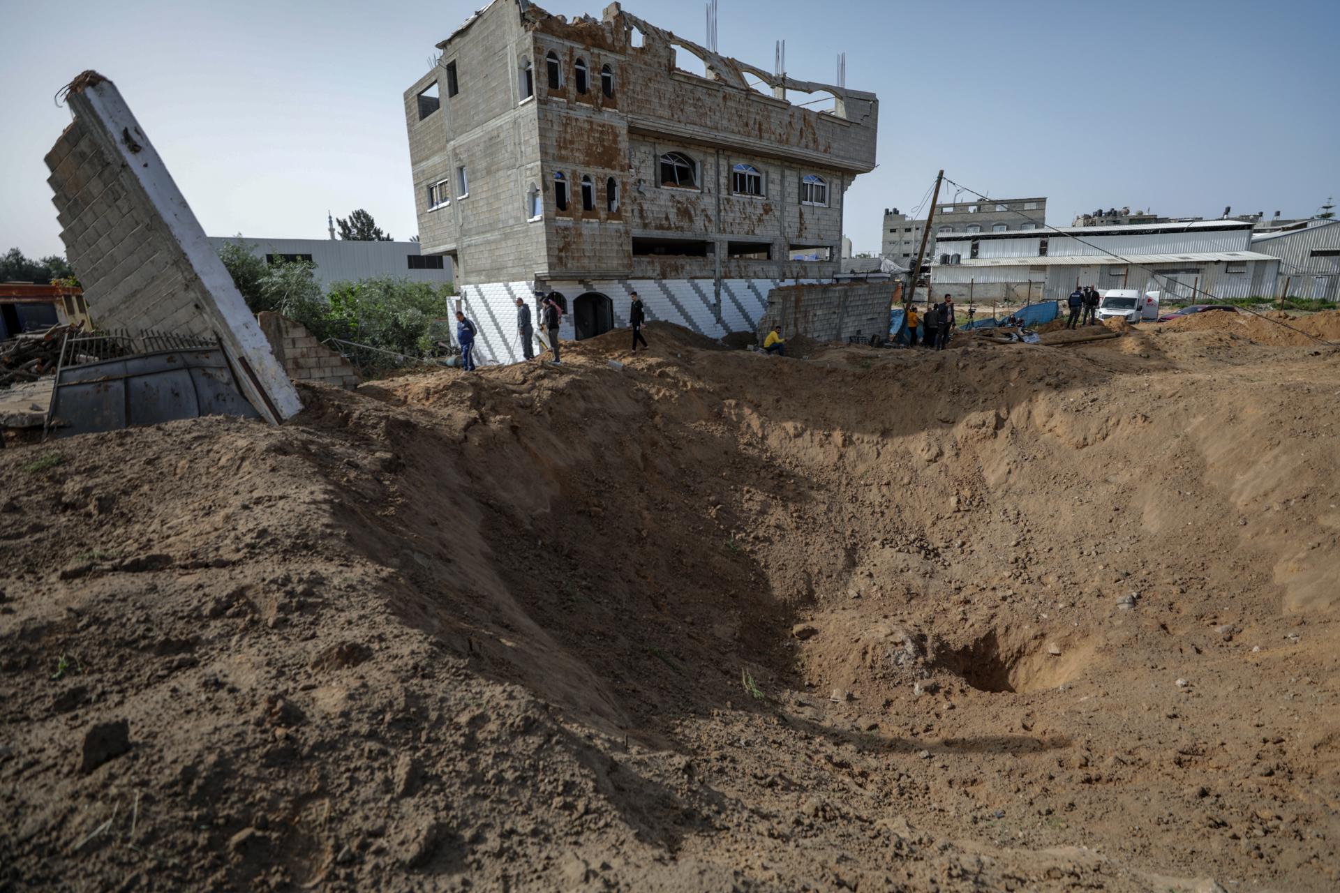 Palestinos inspeccionan los daños después de los ataques aéreos israelíes en la ciudad de Gaza
