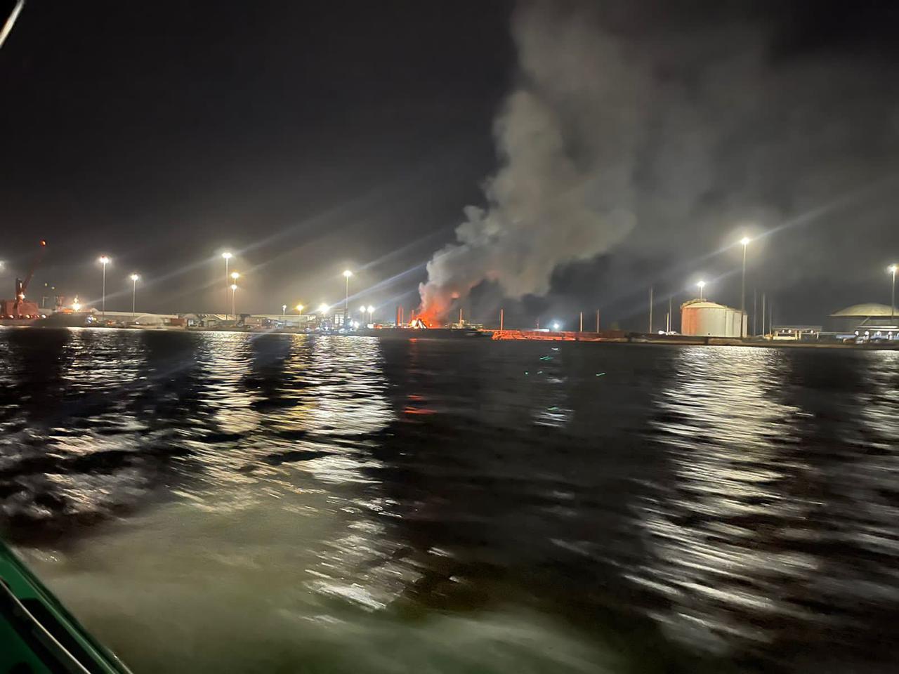 La conflagración en una de las barcazas se presentó a las 2:40 a.m.de este lunes