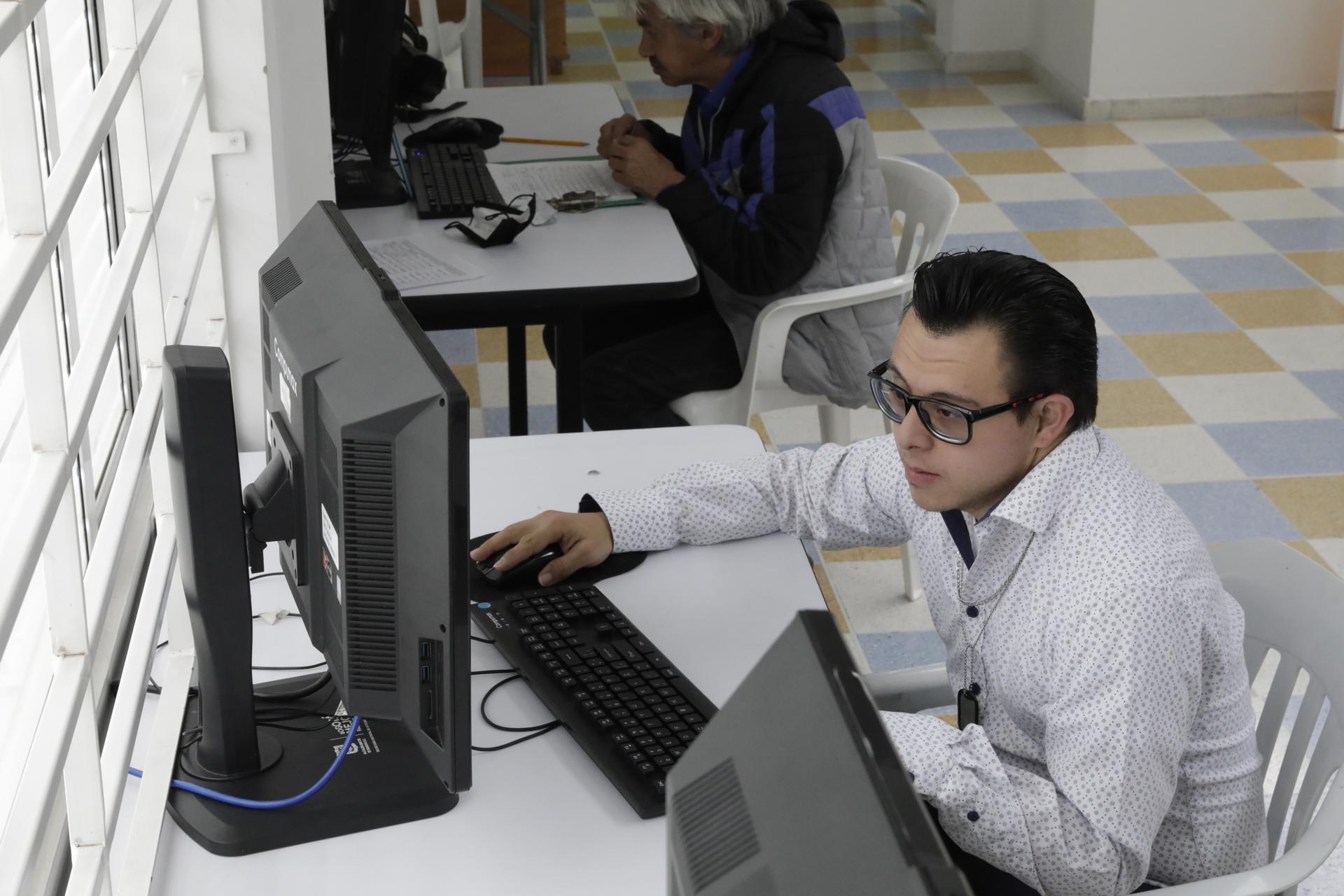 Álvaro Macías, persona con síndrome de Down, trabaja en el Centro de Atención Distrital para la Inclusión Social 