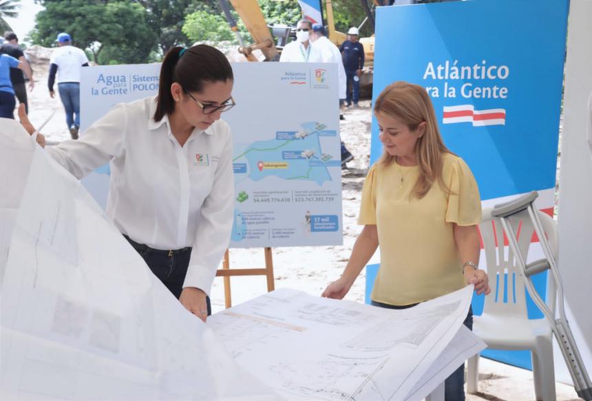 La Gobernadora Elsa Noguera y la secretaria de agua potable Lady Ospina.