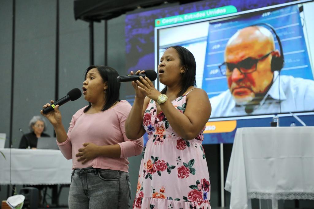 Dos sobrevivientes de masacre cantan en audiencia