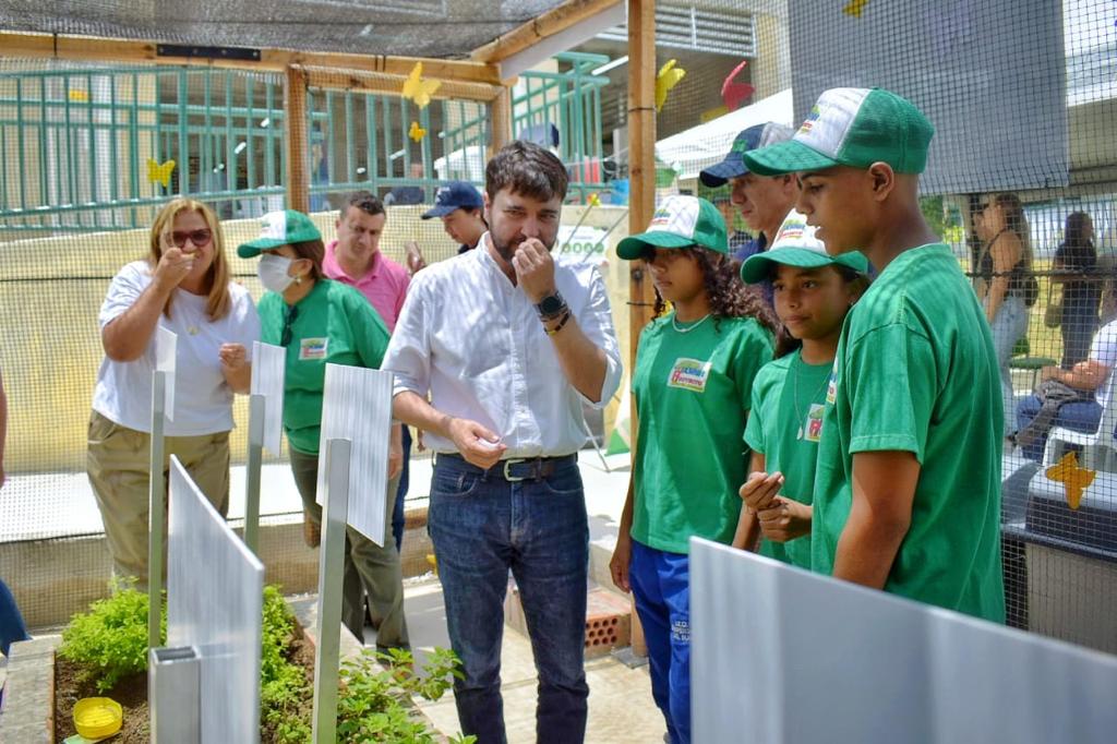Alcalde Jaime Pumarejo visitó la huerta escolar de la IED Despertar del Sur