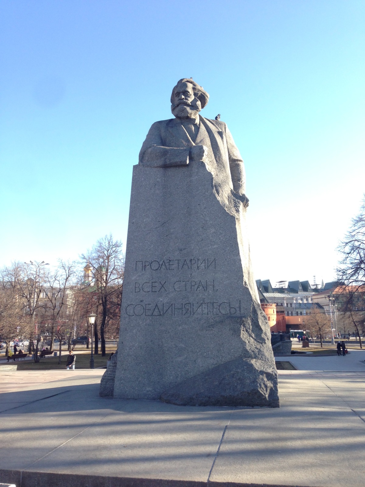 Estatua de Karl Marx en plaza de la revolución de Moscú