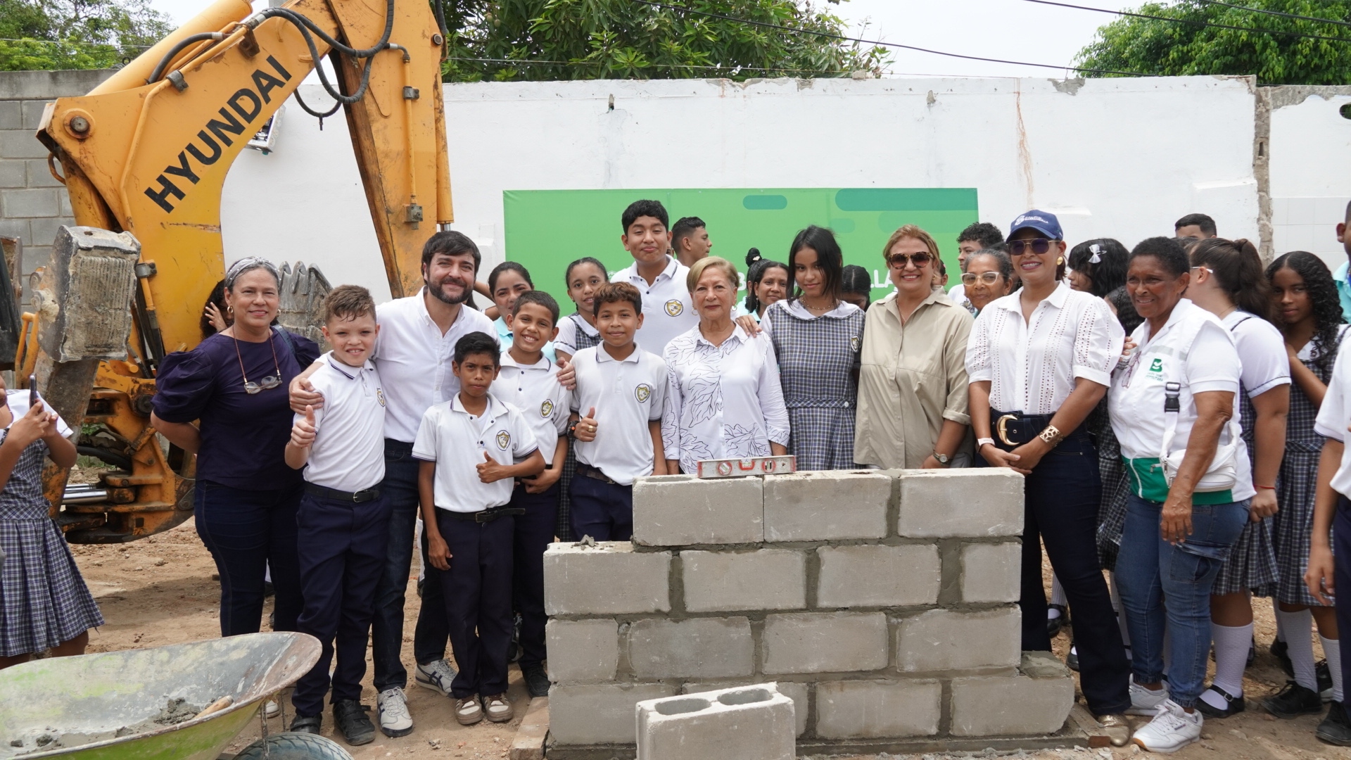 El Alcalde de Barranquilla, Jaime Pumarejo, junto a los estudiantes.