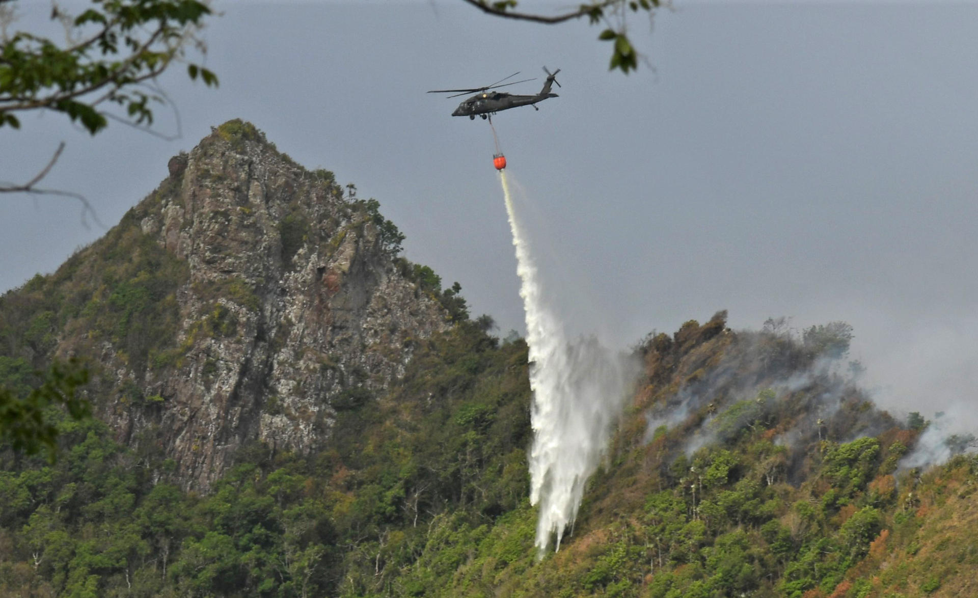  Labores de extinción del incendio forestal en Providencia