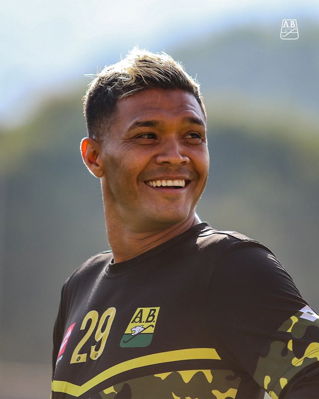 Un Teo sonriente con el uniforme del Atlético Bucaramanga