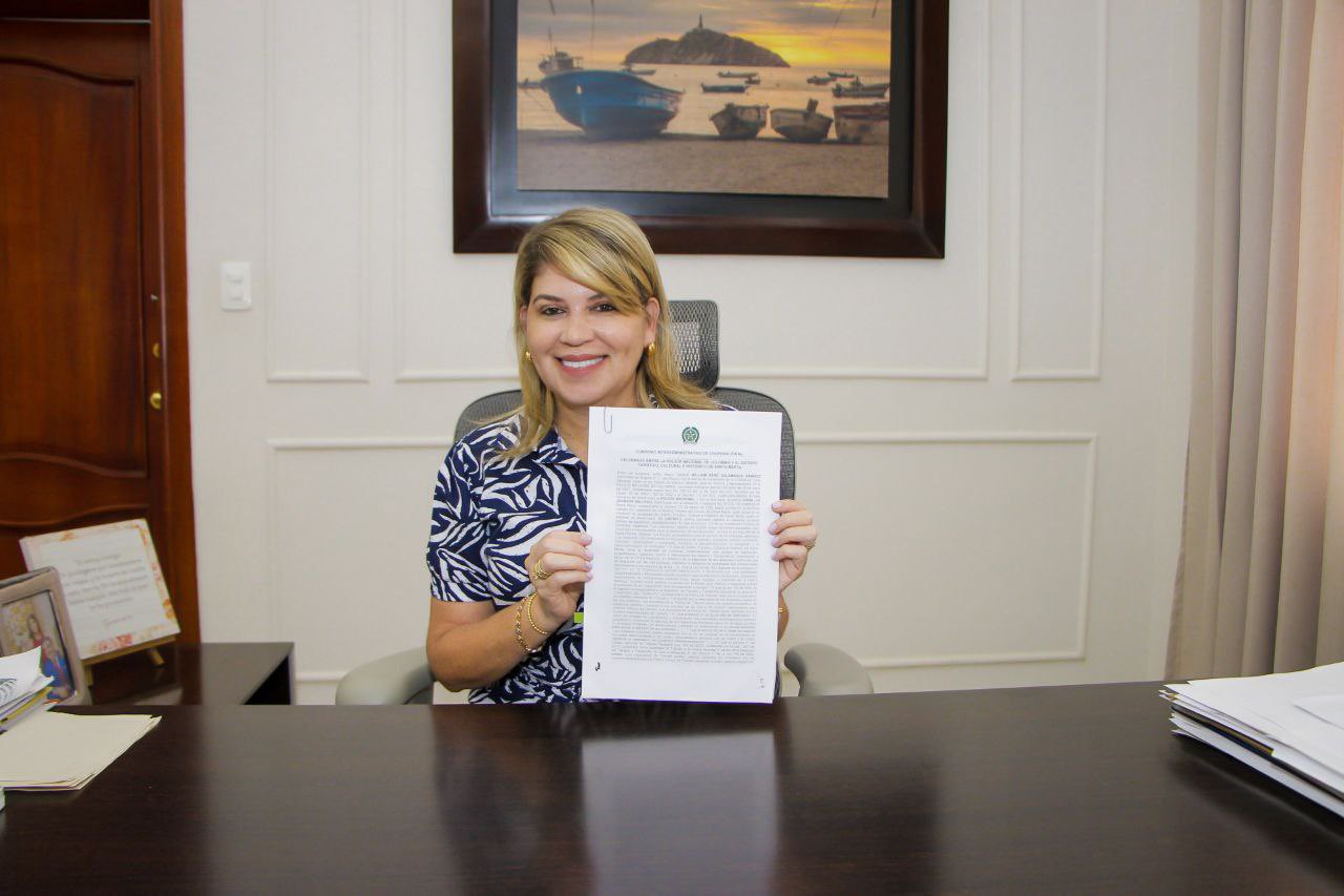 La alcaldesa Virna Johnson con el convenio firmado