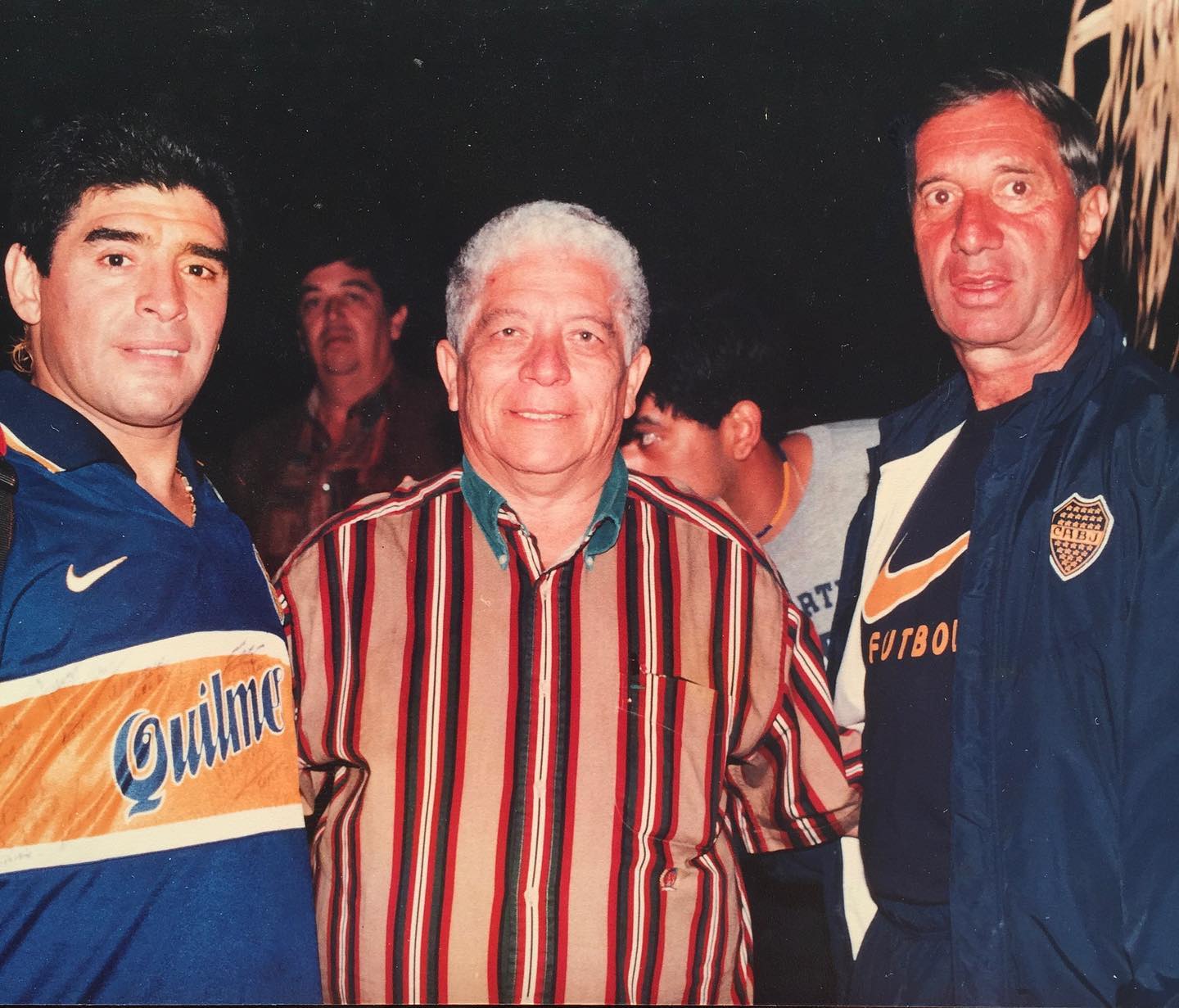 Fabio Poveda Márquez en medio de Diego Maradona y Carlos Bilardo. 