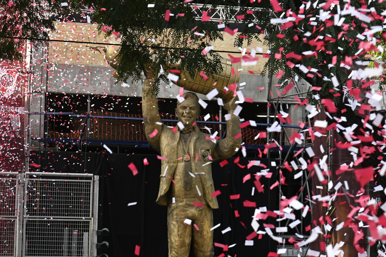 La estatua de Marcelo Gallardo con el trofeo de la Copa Libertadores. 