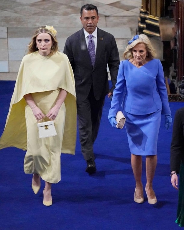 Jill Biden eligió el azul, mientras que su nieta Finnegan Biden prefirió un amarillo suave