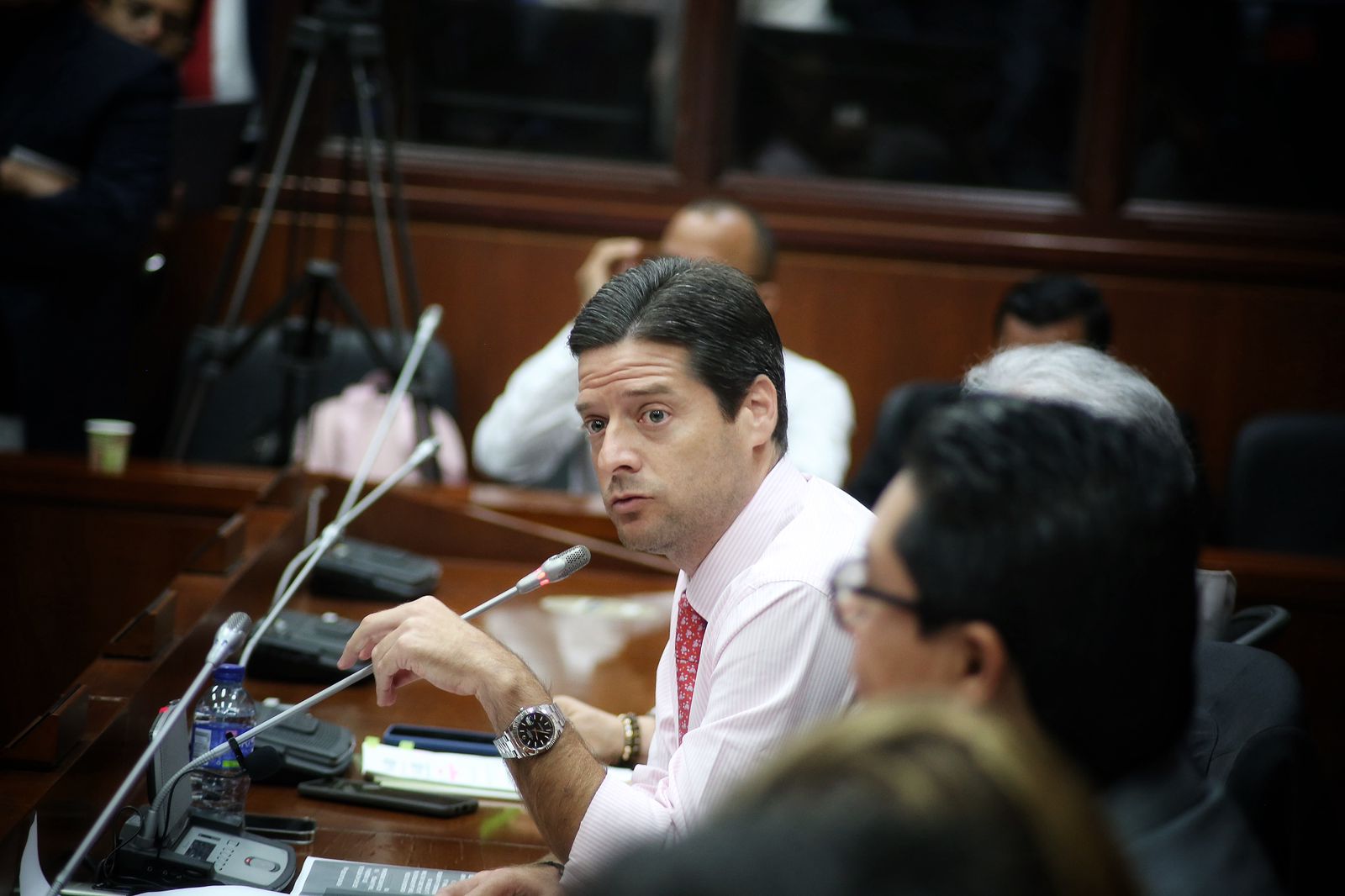 El senador barranquillero Mauricio Gómez se mostró muy molesto.