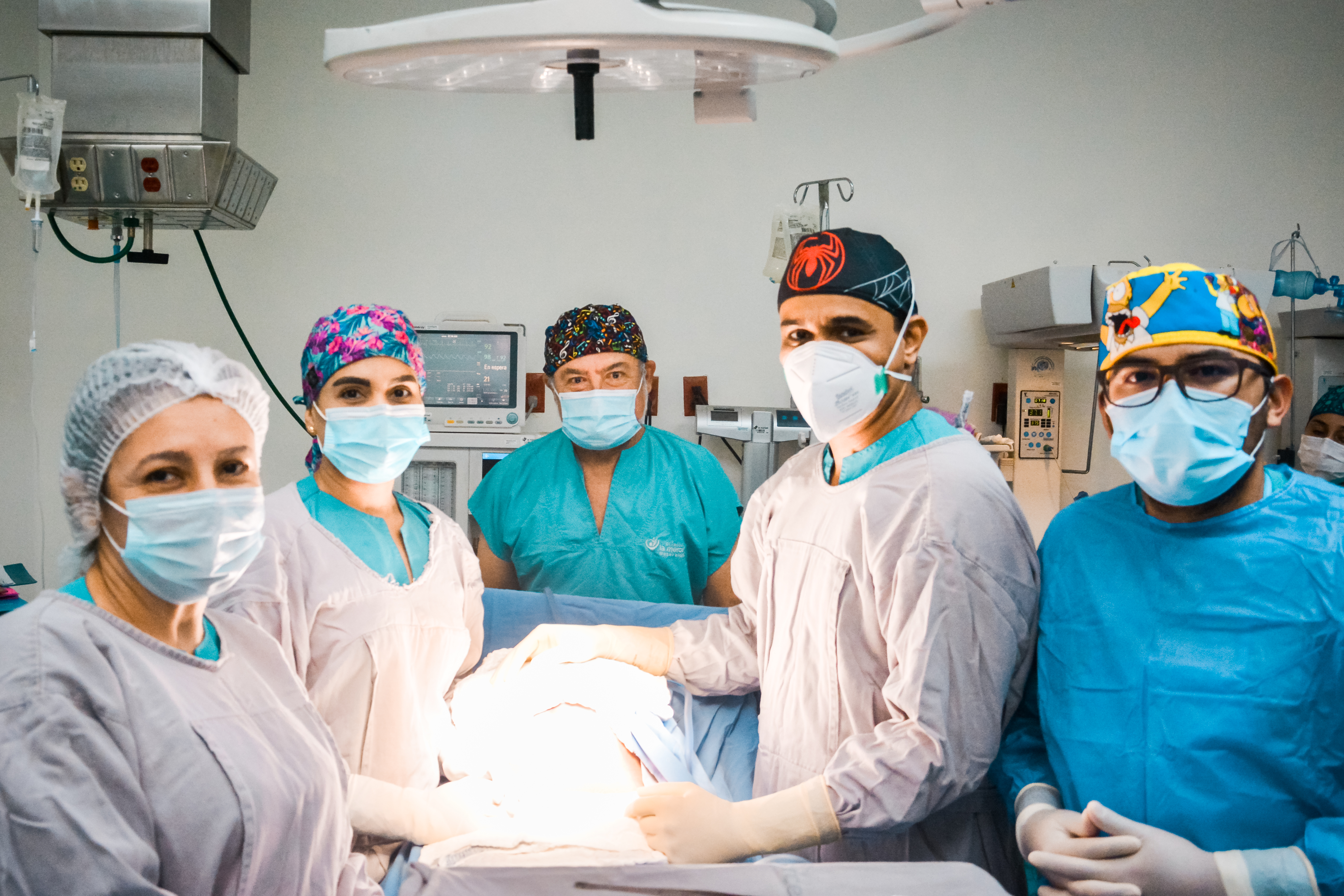 Arturo Montaño Mendoza, perinatólogo, y la ginecobstetra Yandry Milena Canfiel Díaz, junto al resto del equipo médico que atendió el nacimiento de trillizos.