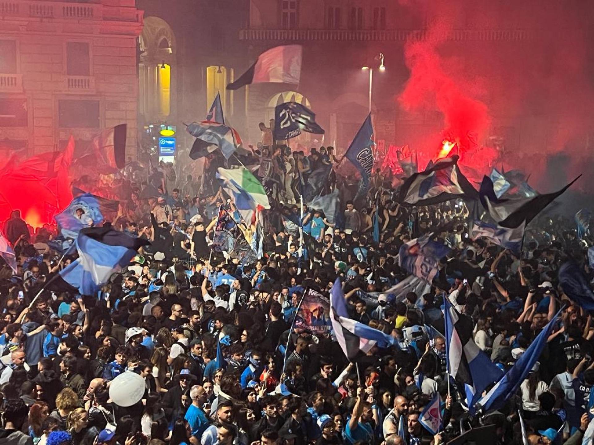 La ruidosa celebración en Nápoles.
