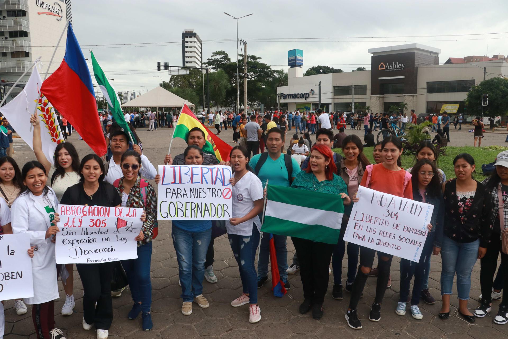 Universitarios bolivianos realizan un plantón en contra del &quot;paquetazo de leyes&quot;, en Santa Cruz, Bolivia