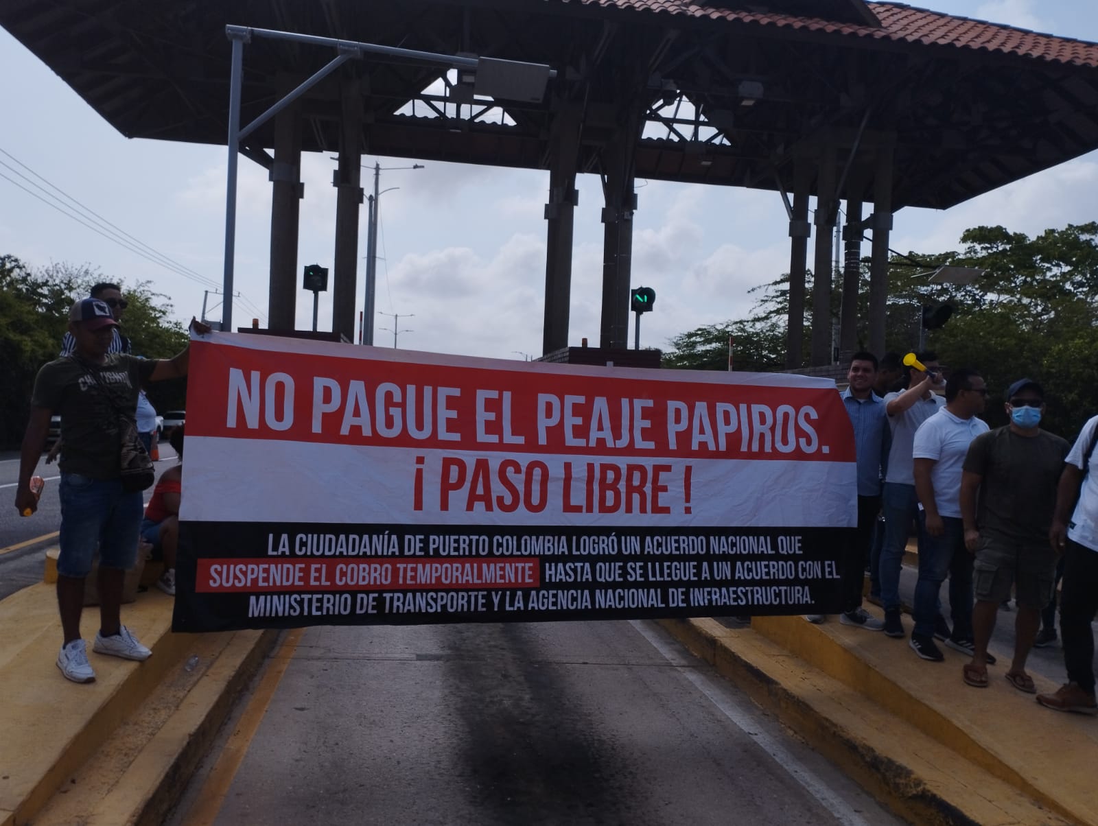 Habitantes de Puerto Colombia protestan en el peaje Papiros