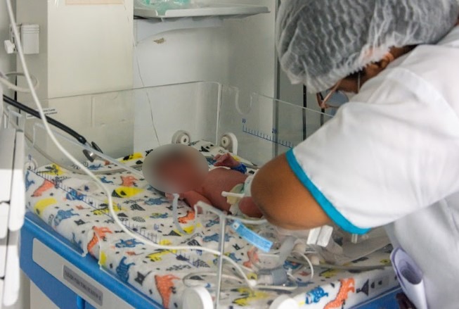 Una enfermera evalúa a uno de los trillizos nacidos en la Clínica La Merced