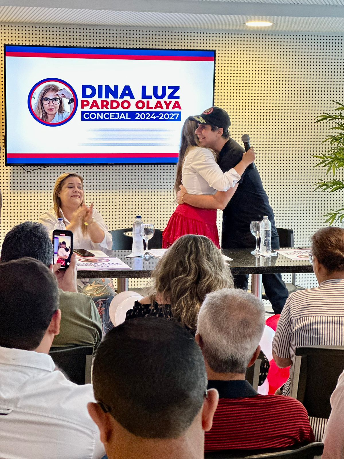 Dina Luz Pardo se abraza con el exlacalde Alejandro Char