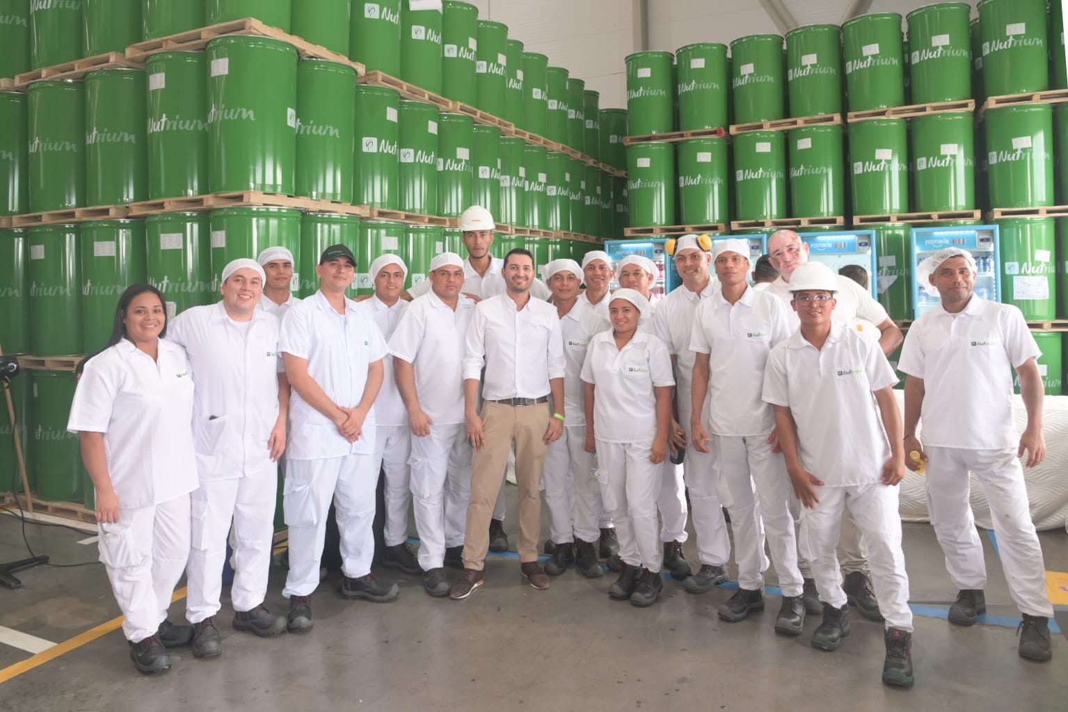 Algunos de los empleados de la nueva planta procesadora de frutas en Malambo