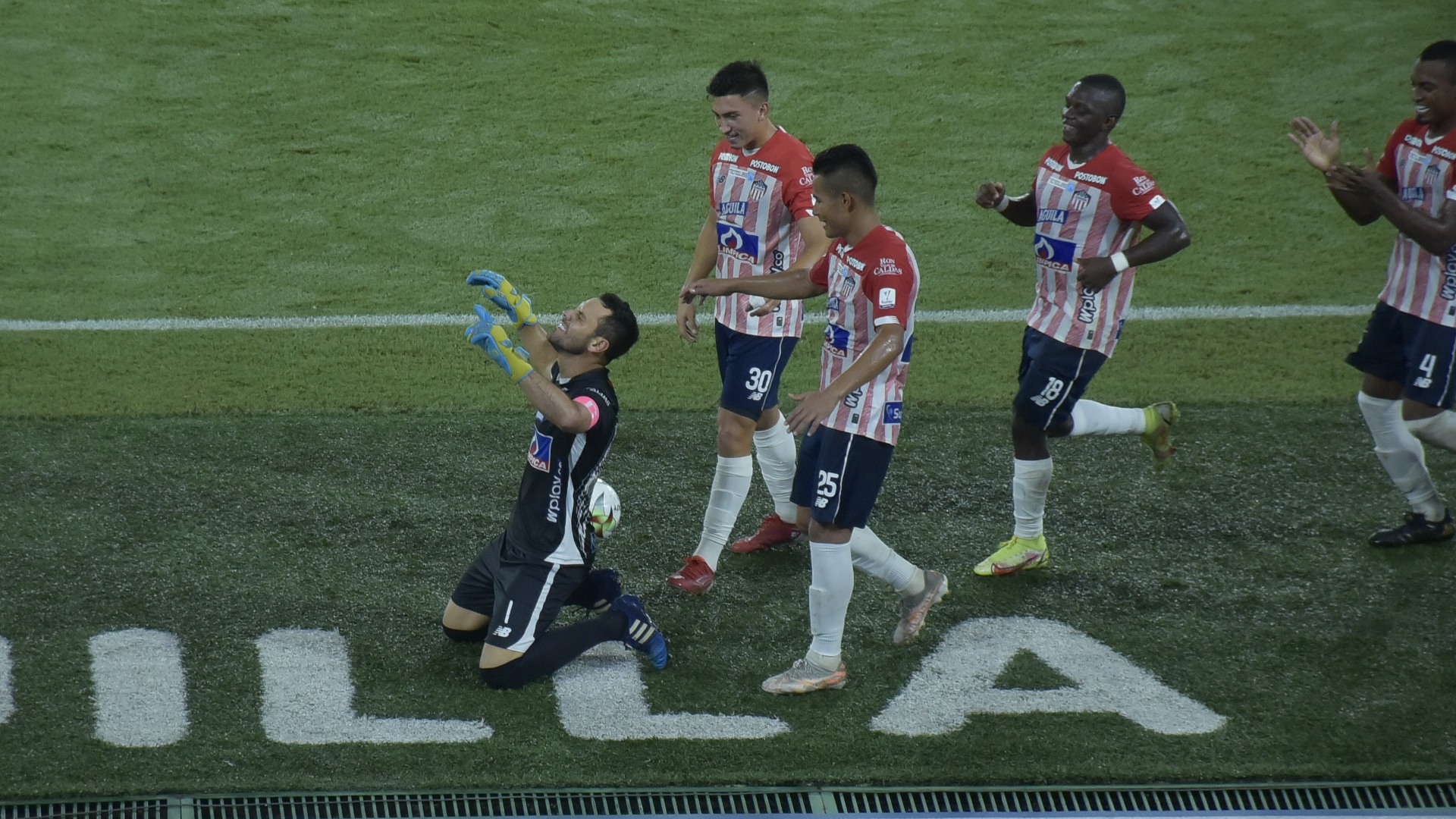 Sebastián Viera en el festejo de uno de sus 13 goles con Junior.