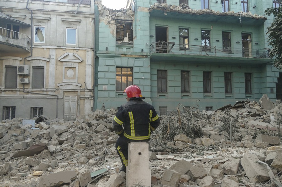 Un bombero trabaja en la zona donde se produjo el ataque.