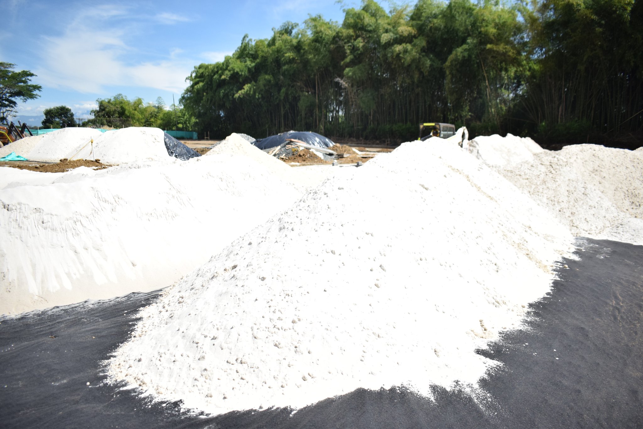 Construcción de canchas de voleibol en Pereira.