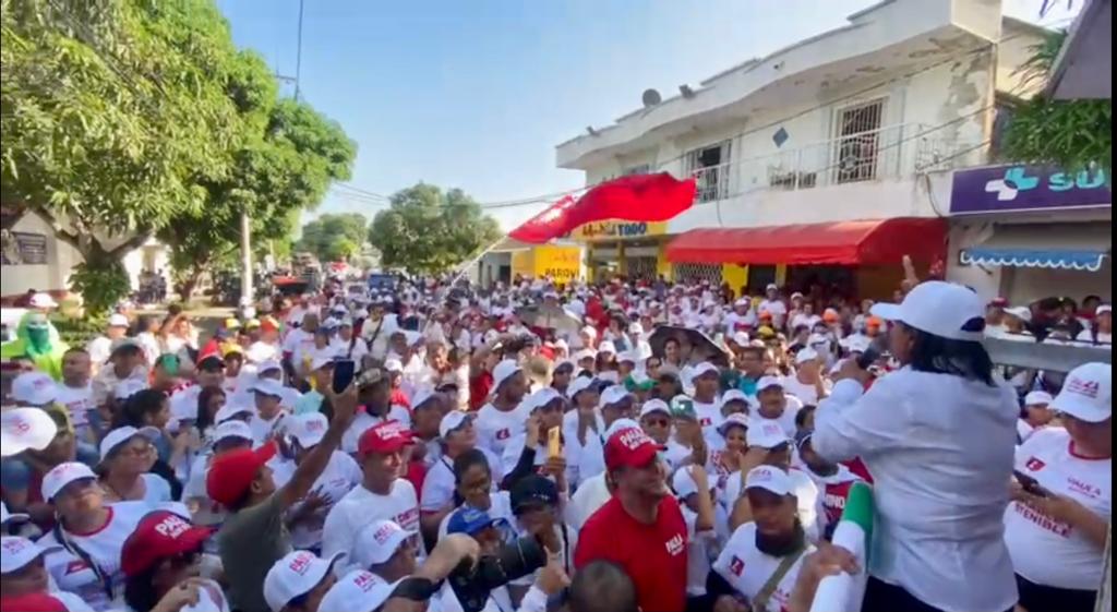 La multitud que acompañó a la candidata.