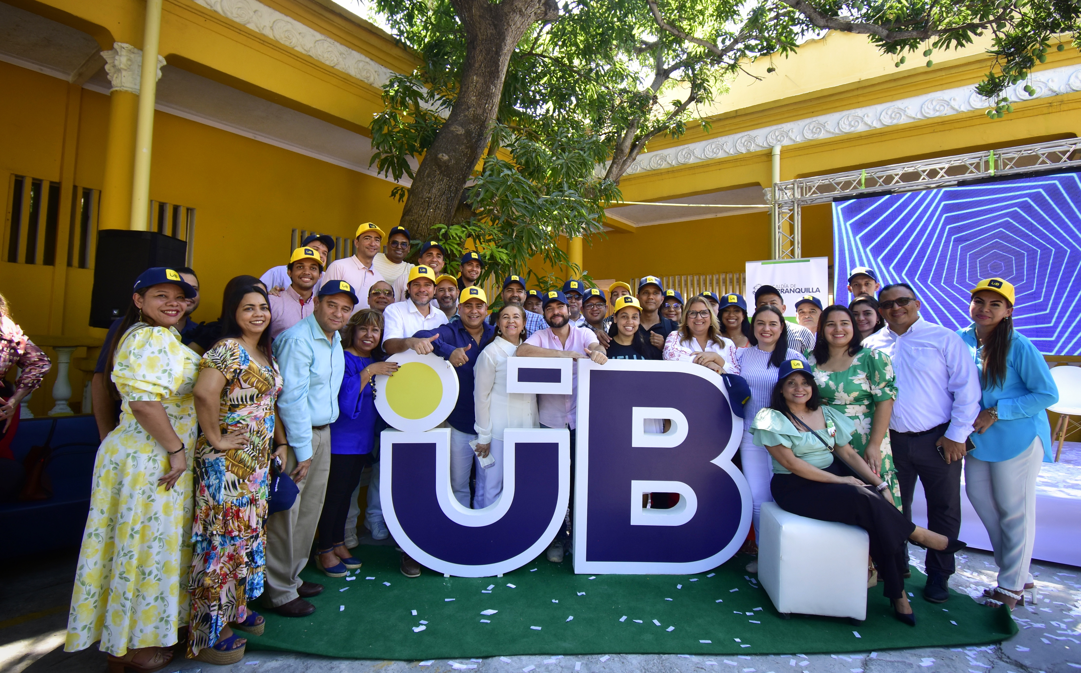 Alcalde de Barranquilla, Jaime Pumarejo junto a administrativos y estudiantes de la IUB.